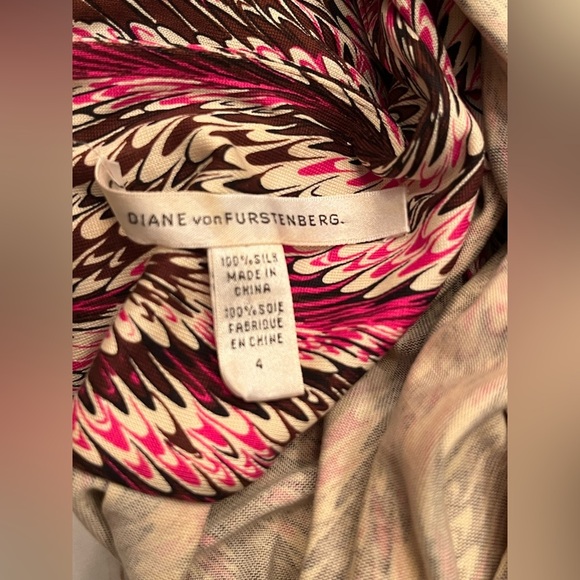 Diane von Furstenberg Wrap Dress 100% Silk Long Sleeve Pink Geometric Size 4 - Picture 8 of 8